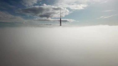 Riga Letonya Tv Kulesi Zakusala duman bulutları Europe en büyük hava dron üstten görünüm 