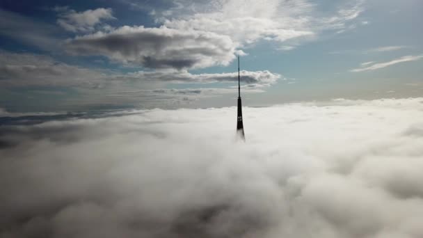 里加拉脱维亚电视塔 Zakusala 烟雾云欧洲最大空中无人机俯视图 — 图库视频影像