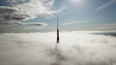 Riga Letonya Tv Kulesi Zakusala duman bulutları Europe en büyük hava dron üstten görünüm 