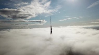 Riga Letonya Tv Kulesi Zakusala duman bulutları Europe en büyük hava dron üstten görünüm 