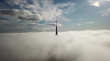 Riga Letonya Tv Kulesi Zakusala duman bulutları Europe en büyük hava dron üstten görünüm 