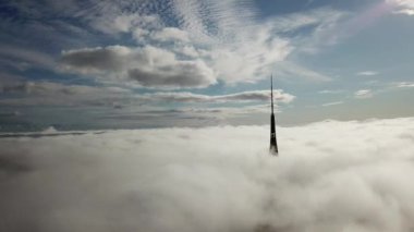 Riga Letonya Tv Kulesi Zakusala duman bulutları Europe en büyük hava dron üstten görünüm 