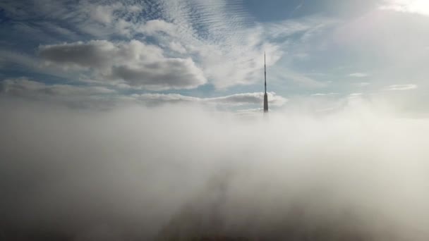 里加拉脱维亚电视塔 Zakusala 烟雾云欧洲最大空中无人机俯视图 — 图库视频影像