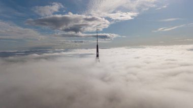Riga Letonya Tv Kulesi Zakusala duman bulutları Europe en büyük hava dron üstten görünüm
