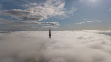 Riga Letonya Tv Kulesi Zakusala duman bulutları Europe en büyük hava dron üstten görünüm