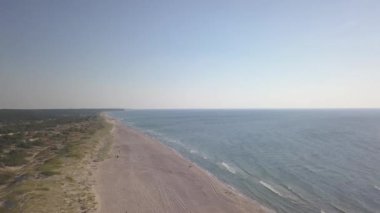 Baltık Denizi kıyısında plaj Ventspils Kurzeme hava dron üstten görünüm 4k Uhd video