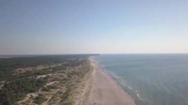 Baltık Denizi kıyısında plaj Ventspils Kurzeme hava dron üstten görünüm 4k Uhd video