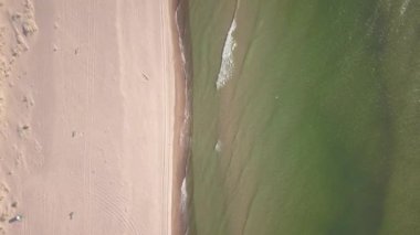 Baltık Denizi kıyısında plaj Ventspils Kurzeme hava dron üstten görünüm 4k Uhd video