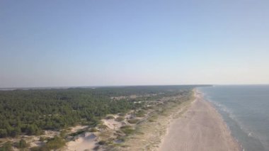 Baltık Denizi kıyısında plaj Ventspils Kurzeme hava dron üstten görünüm 4k Uhd video