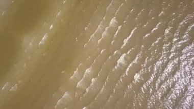 Baltık Denizi kıyısında plaj Parnu Estonya hava dron üstten görünüm 4k Uhd video