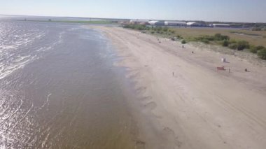 Baltık Denizi kıyısında plaj Parnu Estonya hava dron üstten görünüm 4k Uhd video