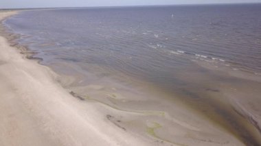 Baltık Denizi kıyısında plaj Parnu Estonya hava dron üstten görünüm 4k Uhd video
