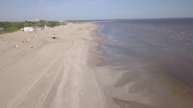 Baltık Denizi kıyısında plaj Parnu Estonya hava dron üstten görünüm 4k Uhd video