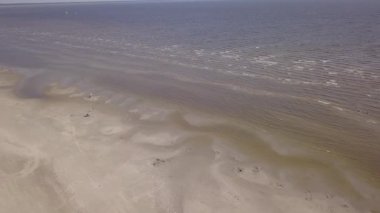 Baltık Denizi kıyısında plaj Parnu Estonya hava dron üstten görünüm 4k Uhd video