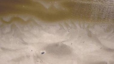 Baltık Denizi kıyısında plaj Parnu Estonya hava dron üstten görünüm 4k Uhd video
