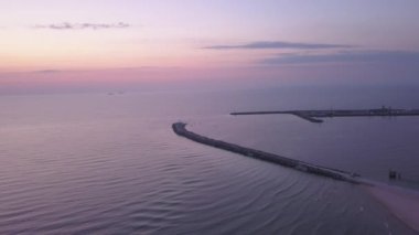 Baltık Denizi kıyısında plaj Ventspils Kurzeme hava dron üstten görünüm 4k Uhd video