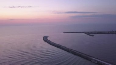 Baltık Denizi kıyısında plaj Ventspils Kurzeme hava dron üstten görünüm 4k Uhd video