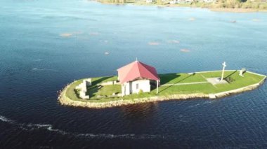 Ikskile Letonya Daugava Nehri Saint Meinhard Island Hava dron üstten görünüm 