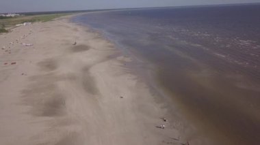 Baltık Denizi kıyısında plaj Parnu Estonya hava dron üstten görünüm 4k Uhd video