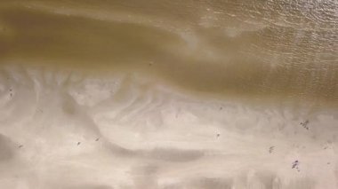 Baltık Denizi kıyısında plaj Parnu Estonya hava dron üstten görünüm 4k Uhd video