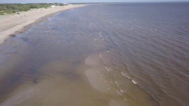 Baltık Denizi kıyısında plaj Parnu Estonya hava dron üstten görünüm 4k Uhd video