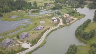 Amatciems göl Havadan drone üst görünüm 4k Uhd video Letonya 