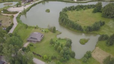 Amatciems göl Havadan drone üst görünüm 4k Uhd video Letonya 