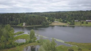 Amatciems göl Havadan drone üst görünüm 4k Uhd video Letonya 