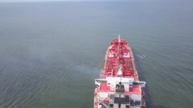 Liman Ventspils Letonya 'ya gidiş gemi kır drone üstten görünümü 4k UHD video