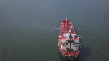 Liman Ventspils Letonya 'ya gidiş gemi kır drone üstten görünümü 4k UHD video