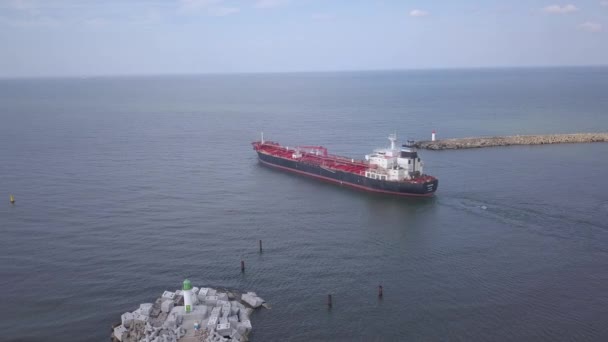 Bateau Entrant Port Ventspils Lettonie Vue Aérienne Campagne Drone Vue — Video