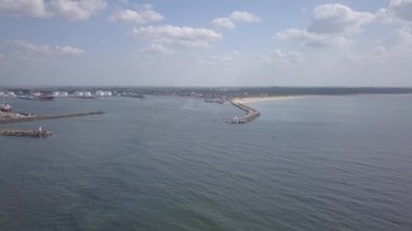 Liman Ventspils Letonya kırsal hava görünümü drone üst görünümü 4k UHD video