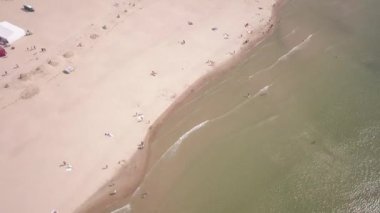 Baltık Denizi kıyısında plaj Ventspils Kurzeme hava dron üstten görünüm 4k Uhd video
