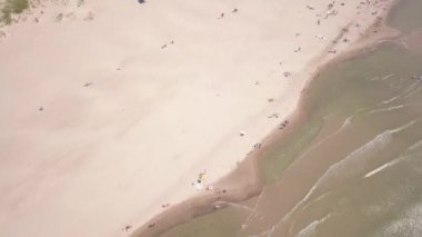 Baltık Denizi kıyısında plaj Ventspils Kurzeme hava dron üstten görünüm 4k Uhd video