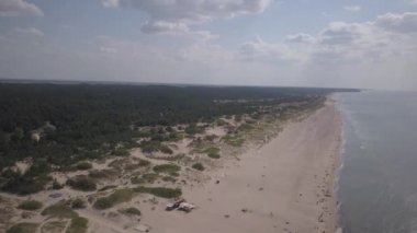 Baltık Denizi kıyısında plaj Ventspils Kurzeme hava dron üstten görünüm 4k Uhd video