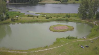 Amatciems göl Havadan drone üst görünüm 4k Uhd video Letonya 