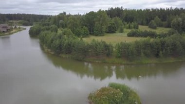 Amatciems göl Havadan drone üst görünüm 4k Uhd video Letonya 