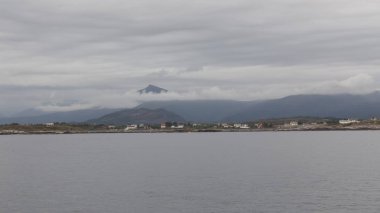 Norveç adası Averoy İskandinav manzara Kuzey sonbahar resmi