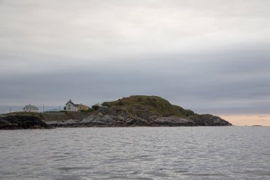 Norveç adası Averoy İskandinav manzara Kuzey sonbahar resmi