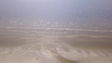 Baltık Denizi kıyısında plaj Parnu Estonya hava dron üstten görünüm 4k Uhd video