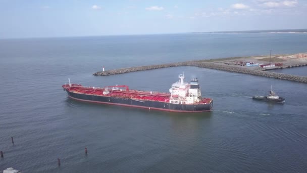 bateau entrant au port Ventspils Lettonie Vue aérienne de la campagne drone vue de dessus 4K UHD vidéo 