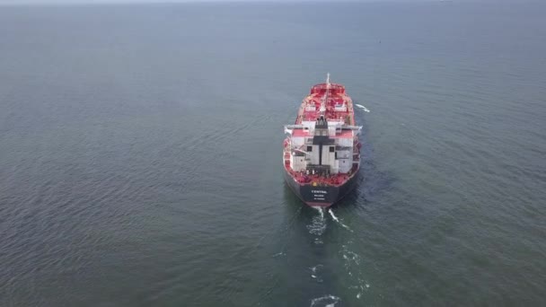 bateau entrant au port Ventspils Lettonie Vue aérienne de la campagne drone vue de dessus 4K UHD vidéo 
