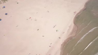 Baltık Denizi kıyısında plaj Parnu Estonya hava dron üstten görünüm 4k Uhd video