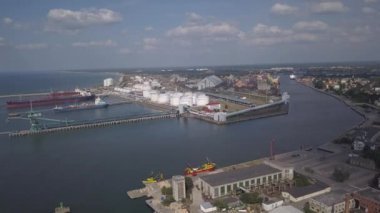 Liman Ventspils Letonya kırsal hava görünümü drone üst görünümü 4k UHD video