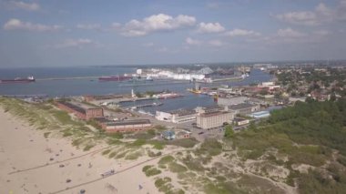 Liman Ventspils Letonya kırsal hava görünümü drone üst görünümü 4k UHD video