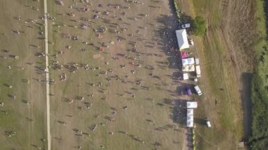Jelgava şehrinin hava görüntüsü Letonya Zemgale insansız hava aracı üst görüntüsü 4k Uhd video