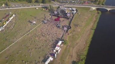 Jelgava şehrinin hava görüntüsü Letonya Zemgale insansız hava aracı üst görüntüsü 4k Uhd video