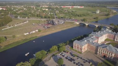 Jelgava şehrinin hava görüntüsü Letonya Zemgale insansız hava aracı üst görüntüsü 4k Uhd video