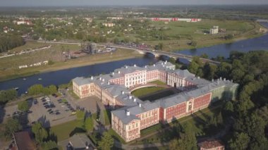 Jelgava şehrinin hava görüntüsü Letonya Zemgale insansız hava aracı üst görüntüsü 4k Uhd video