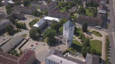 Jelgava şehrinin hava görüntüsü Letonya Zemgale insansız hava aracı üst görüntüsü 4k Uhd video